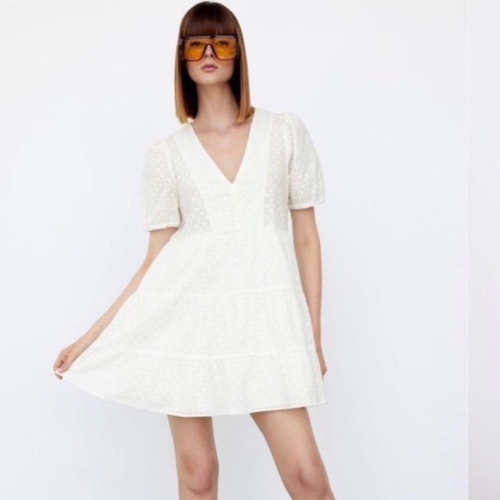 Blogger / influencer fave! Zara White Cotton Eyelet Babydoll Mini Dress – Size M